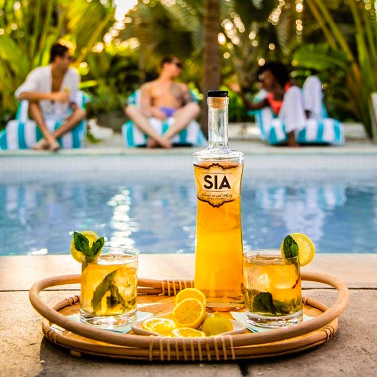 SIA Scotch Whisky is definitely meant to be sipped in the sunshine... 🥃☀️ What more could you ask for this summer?